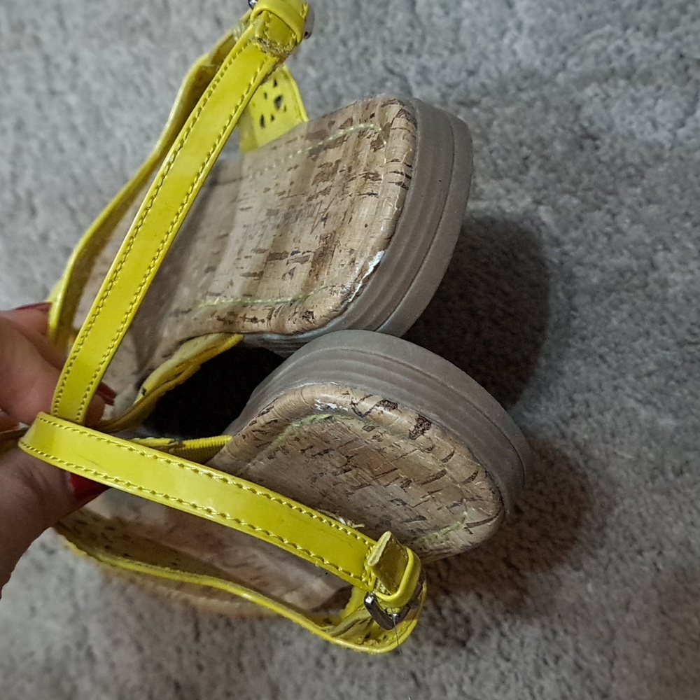 American Eagle Laser Cut Thong Sandals - Picture 7 of 11